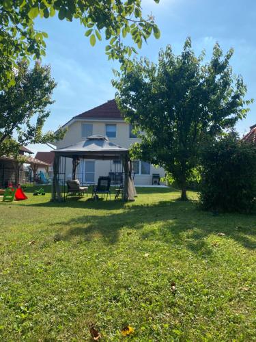 Κήπος έξω από το Luca Apartman