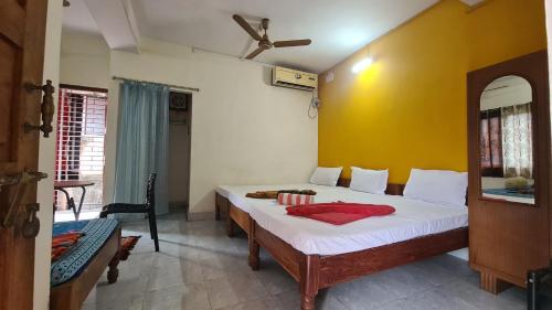 1 dormitorio con cama y pared amarilla en Hotel Citi Heart en Port Blair