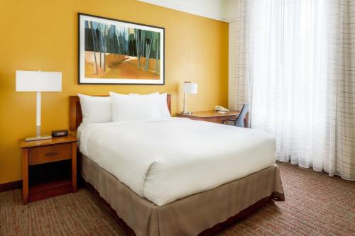 un grande letto bianco in una camera d'albergo di Residence Inn Houston Downtown/Convention Center a Houston