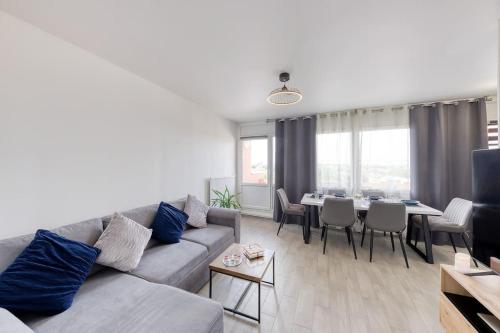 un salon avec un canapé et une salle à manger dans l'établissement Amazing apartment 5P with A/C- Eiffel Tower's view, à Châtillon