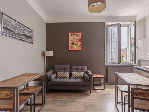 un salon avec un canapé et une table dans l'établissement Appartement cosy à Biarritz, proche centre-ville, plages et commerces - FR-1-3-595, à Biarritz