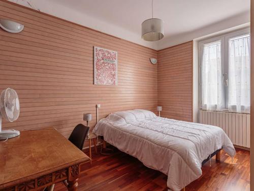 une chambre avec un lit et un mur en bois dans l'établissement Appartement cosy à Biarritz, proche centre-ville, plages et commerces - FR-1-3-595, à Biarritz