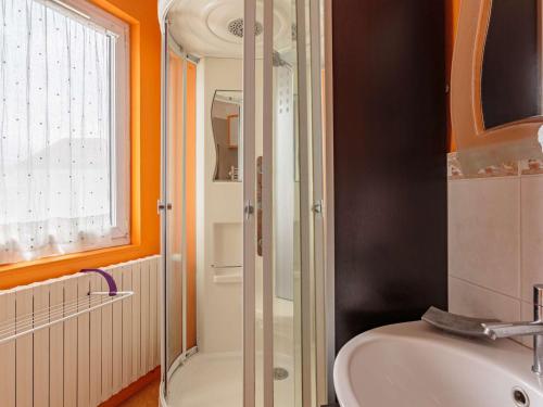 une salle de bain avec douche et lavabo dans l'établissement Appartement cosy à Biarritz, proche centre-ville, plages et commerces - FR-1-3-595, à Biarritz