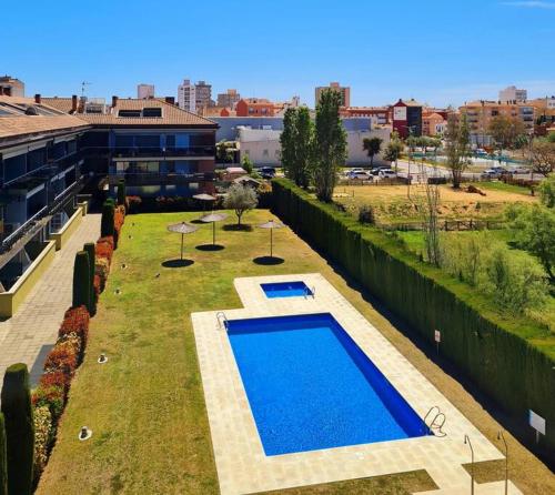 Una vista aérea de una piscina en un patio. en Apartamento nuevo en Sant Antoni de Calonge, en Sant Antoni de Calonge