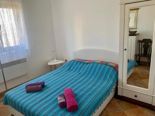 una camera da letto con un letto con due asciugamani rosa di Entire house - Villa Zlatan near Dubrovnik a Ivanica