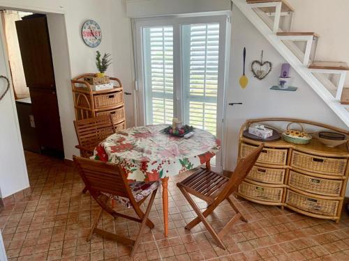 una sala da pranzo con tavolo, sedie e scala di Entire house - Villa Zlatan near Dubrovnik a Ivanica
