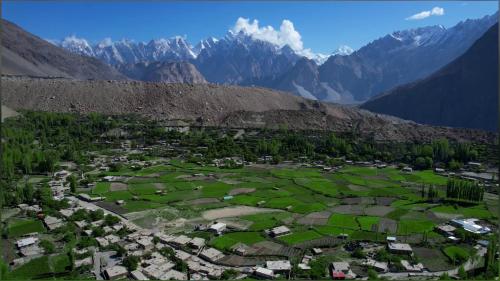 una vista aérea de un pueblo en un valle con montañas en kungrah resort ghulkin, en Sumaiyar