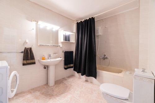 uma casa de banho com um lavatório, um WC e um chuveiro em In the hearth of city, seaview. em Alanya