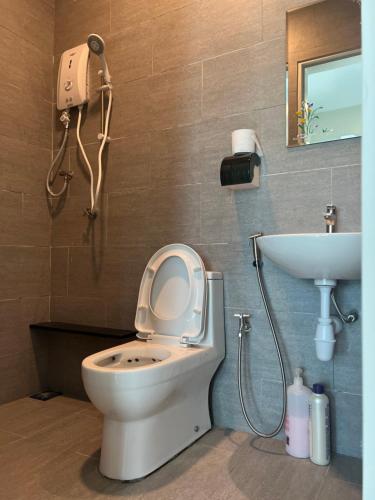 a bathroom with a toilet and a sink at Melaka Town/Sea View/10 min to Jonker/4-6Pax(2015) in Melaka