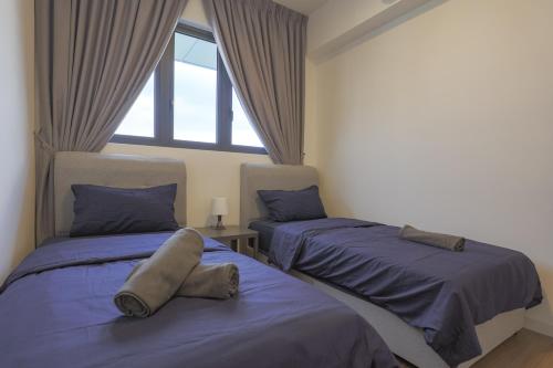 um quarto com 2 camas e uma janela em Lovely 3-bedroom w pool 7 pax - Jalan Cheras em Kuala Lumpur