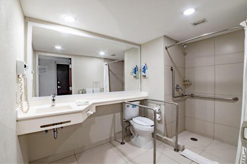 uma casa de banho com um lavatório, um WC e um chuveiro em City Express by Marriott Villahermosa em Villahermosa