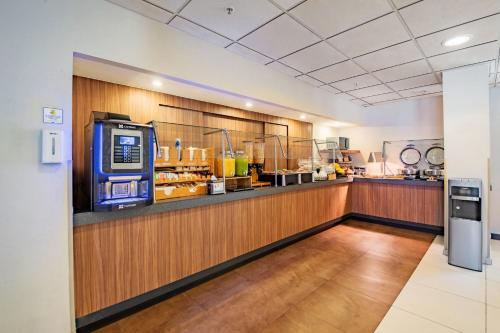 a kitchen with a counter and aasteryasteryasteryasteryasteryasteryasteryasteryastery at City Express by Marriott Villahermosa in Villahermosa