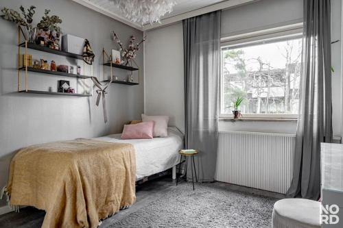 - une chambre avec un lit et une fenêtre dans l'établissement Westend Luxury Spa House, à Espoo