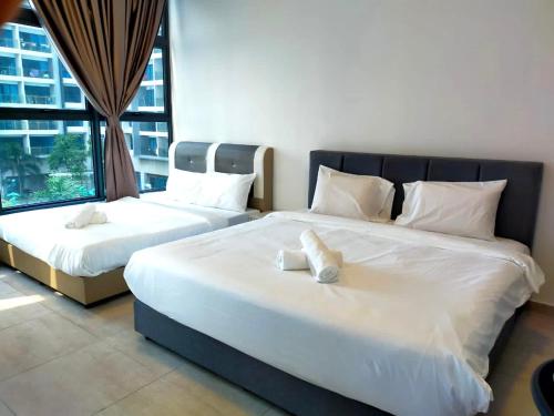 una camera con due letti con lenzuola bianche e una finestra di 5min to Jonker Walk Town Area by De Avenue Stay a Malacca