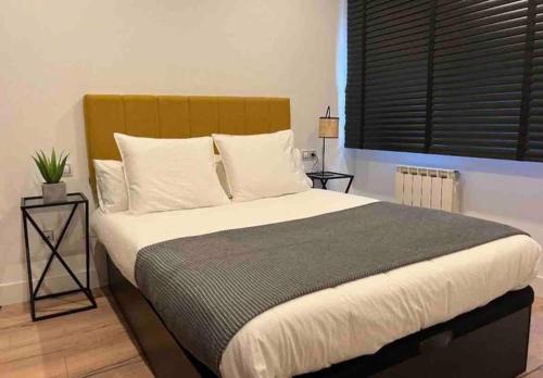 Un dormitorio con una cama grande y una ventana en Apartamentos JL&DN Primera Línea Playa Silgar *Sansenxo*, en Sanxenxo