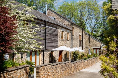 Corn Barn at East Trenean Farm -Luxury Cornish Barn Conversion sleeping 8 with hot tub, private garden, rural views and EV facilities