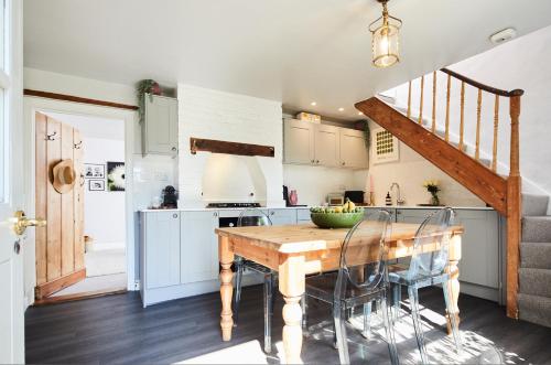 亨格福的住宿－Cottage on The Croft，厨房配有木桌和椅子