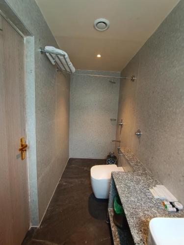 uma casa de banho com dois lavatórios e um WC em Bougainvillea Banquets and Convention Centre em Nagpur