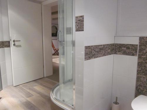 eine Dusche mit Glastür im Bad in der Unterkunft Apartment Viersen in Viersen