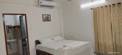 Postel nebo postele na pokoji v ubytování PAZHOOR RESIDENCY HOME Stay