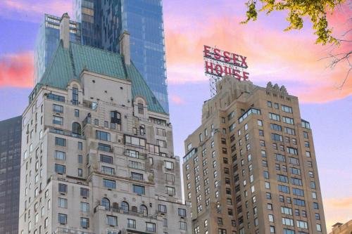 dos edificios altos con un cartel encima en JW Marriott Essex House New York en Nueva York