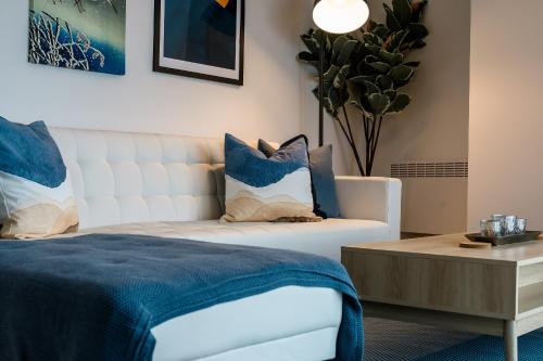 1 dormitorio con cama, sofá y mesa en Host & Stay - The Baltic Hideaway, en Liverpool