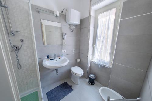 un bagno con lavandino, WC e doccia di A CASA DI MARCO Salerno CENTRO a Salerno