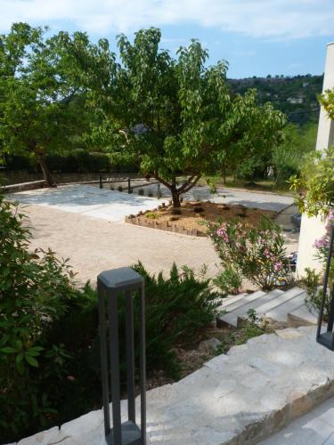 a black post in the middle of a garden at La Désirade in Salles-la-Source