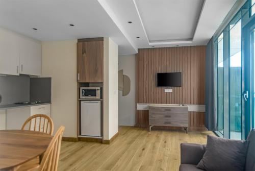 Kuchyň nebo kuchyňský kout v ubytování Beachfront Batumi View Apartments by GLOBALSTAY