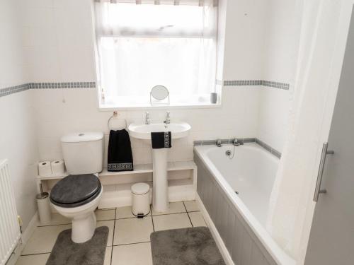 梅布爾索普的住宿－Mariai Eton Road，浴室配有卫生间、盥洗盆和浴缸。