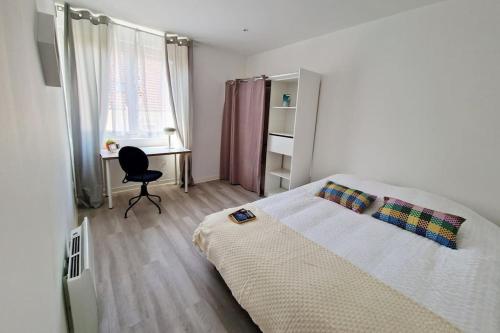 une chambre avec un lit, un bureau et une chaise dans l'établissement 【】Le Retro【】 , Belfort ville, à Belfort