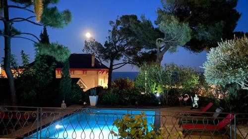 une maison avec piscine la nuit dans l'établissement Villa Kiwi, à Sète