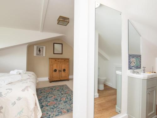 sypialnia z łóżkiem, umywalką i lustrem w obiekcie Pass the Keys Spacious family home with amazing views w mieście Bath