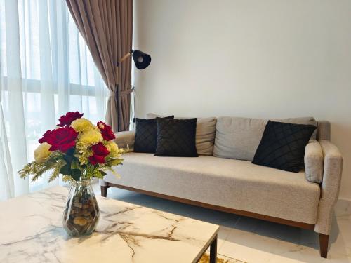 Χώρος καθιστικού στο One Bedroom Troika Kota Bharu by AGhome, Modern Design