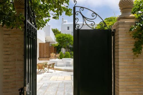 otwarta brama na podwórko z patio w obiekcie Kouneni Apartments w mieście Mykonos