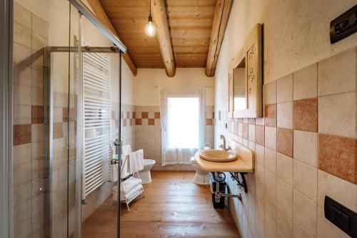 ein Bad mit einem Waschbecken und einer Dusche in der Unterkunft LOCANDA CONTA in Piazzola sul Brenta
