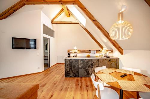 cocina y comedor con mesa y sillas en DASWEINBERG contactless check-in en Podersdorf am See