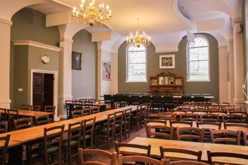 una habitación llena de mesas y sillas de madera en St Chad's College en Durham