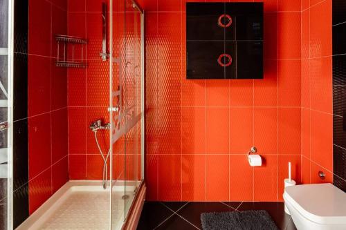 uma casa de banho vermelha com um chuveiro e um WC em Cozy Flat 5 minutes to Taksim Square at Center em Istambul