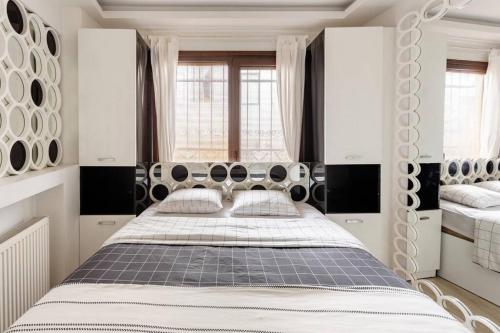 um quarto com uma cama grande e armários brancos em Cozy Flat 5 minutes to Taksim Square at Center em Istambul