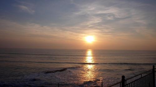 a sunset over the ocean with the sun in the sky at O'Neill's Bed&Breakfast in Ballyheigue