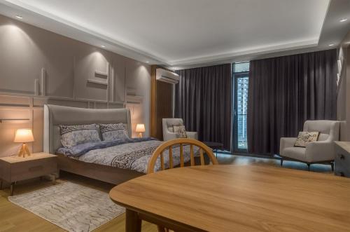 Postel nebo postele na pokoji v ubytování Beachfront Batumi View Apartments by GLOBALSTAY