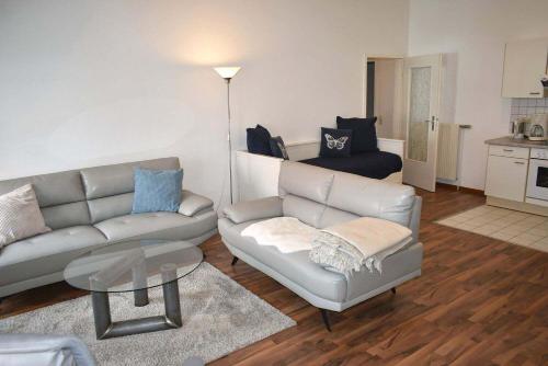 ein Wohnzimmer mit einem Sofa und einem Tisch in der Unterkunft Haus Heß Ferienwohnung Nr 07 in Niendorf