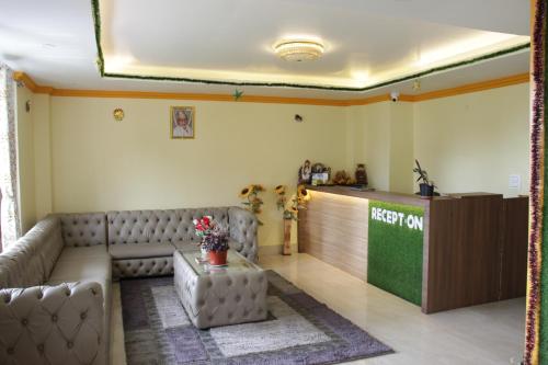 een woonkamer met een bank, een tafel en een aanrecht bij 9 Senses Group hotels , Ravangla in Ravangla