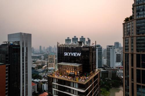 a group of people standing on top of a building at SKYVIEW Hotel Bangkok - Sukhumvit in Bangkok