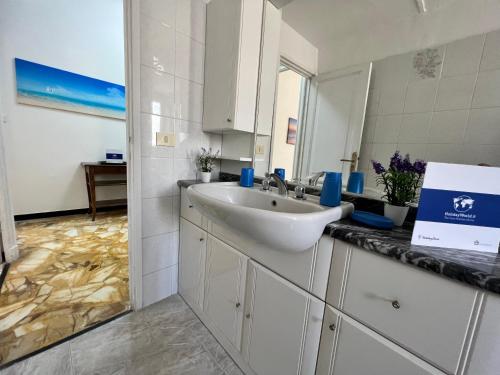łazienka z umywalką i blatem z lustrem w obiekcie House La Superba by Holiday World w Genui