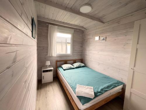 ウェバにあるDomki Labaの小さなベッドルーム(ベッド1台、窓付)