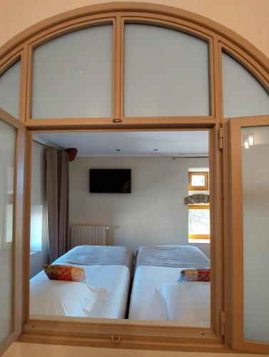 Ένα ή περισσότερα κρεβάτια σε δωμάτιο στο Logis Auberge Les Murets Hotel Restaurant Spa