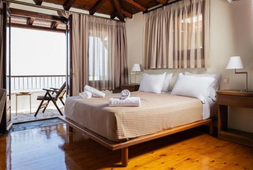 - une chambre avec un lit et 2 serviettes dans l'établissement Dohos Nature Guest House, à Karítsa