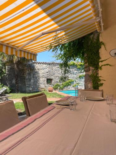 einen Tisch mit Stühlen und einen Tisch mit Aussicht in der Unterkunft Casa di Pepi, Kras Carso 